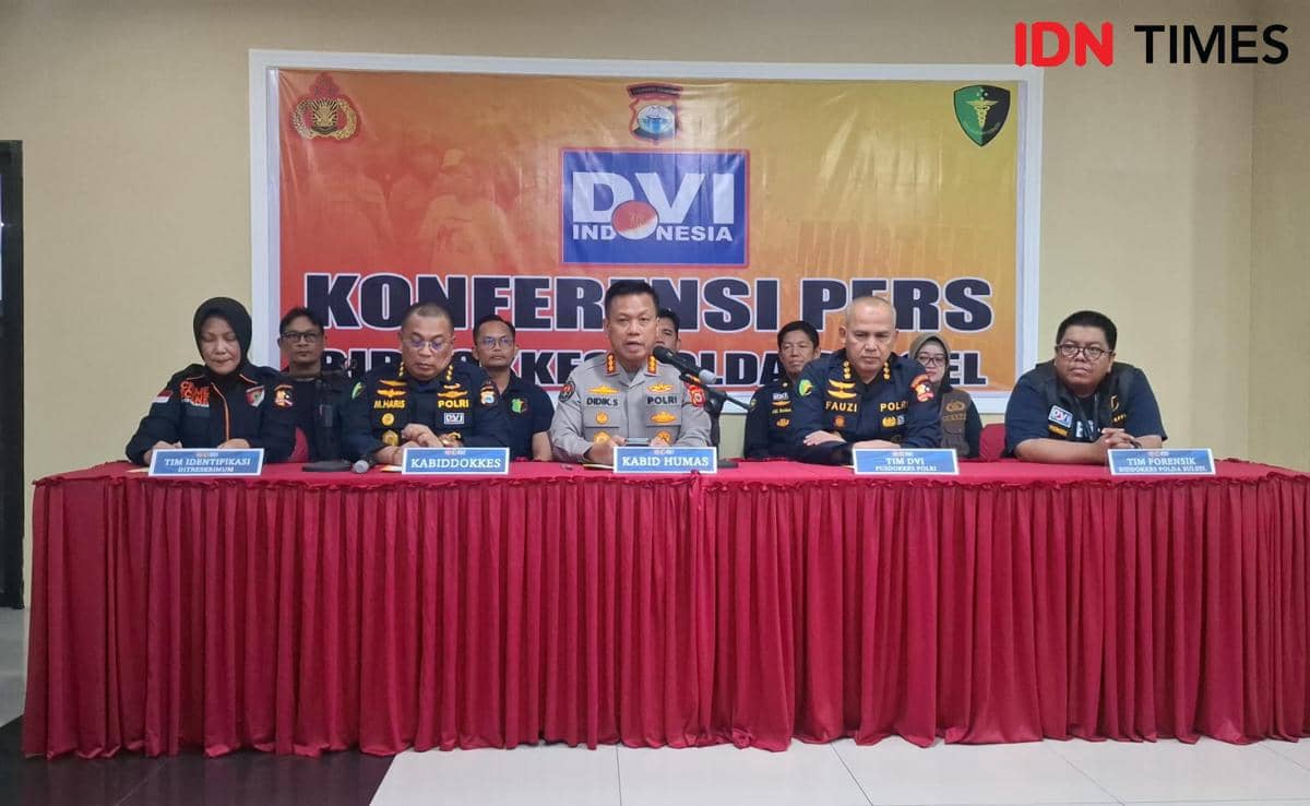 Kabid Humas Polda Sulsel, Kombes Pol Didik Supranoto (tengah) didampingi Kabiddokkes Polda Sulsel, Kombes Pol Muhammad Haris (kiri) Tim Divi