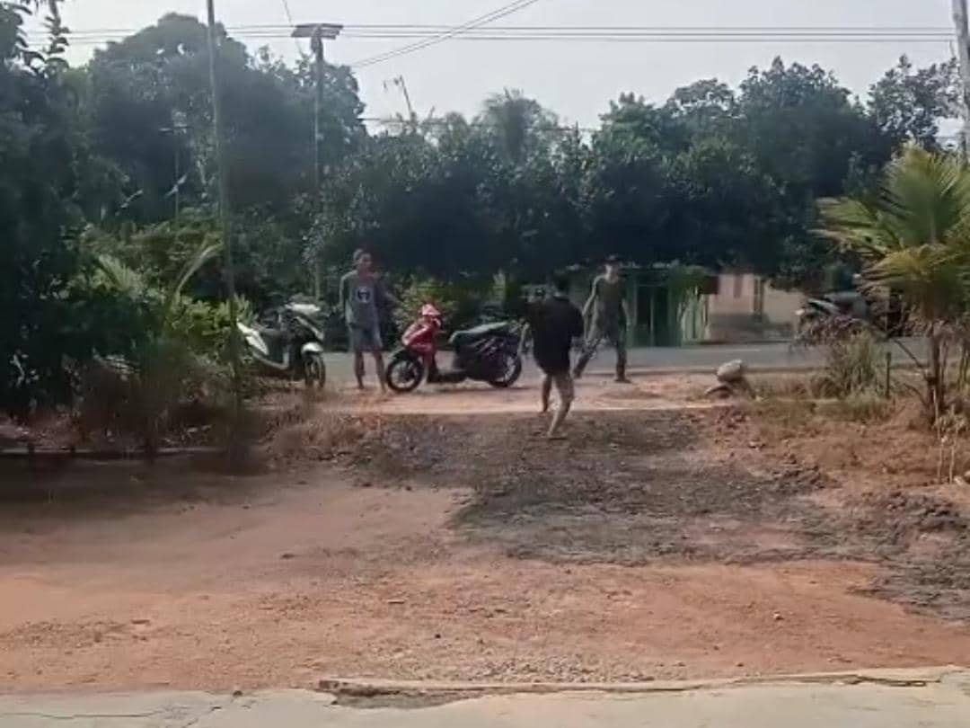 Tangkap layar aksi duel warga bersenjata tajam di Desa Pakuan Aji, Kecamatan Sukadana, Kabupaten Lampung Timur.