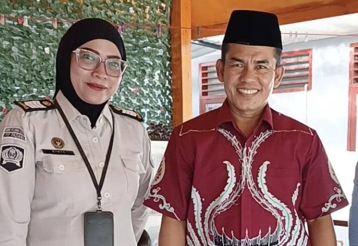 Zul Akyar dari Kementerian Agama Padang menggunakan karya batik tulis milik Lapas Perempuan Kelas IIB Padang (Foto: Lapas Kelas IIB Padang)