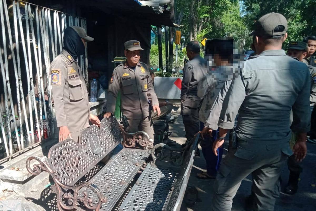 Kursi Taman Milik Pemkot Surabaya Ditemukan di Tukang Rosokan