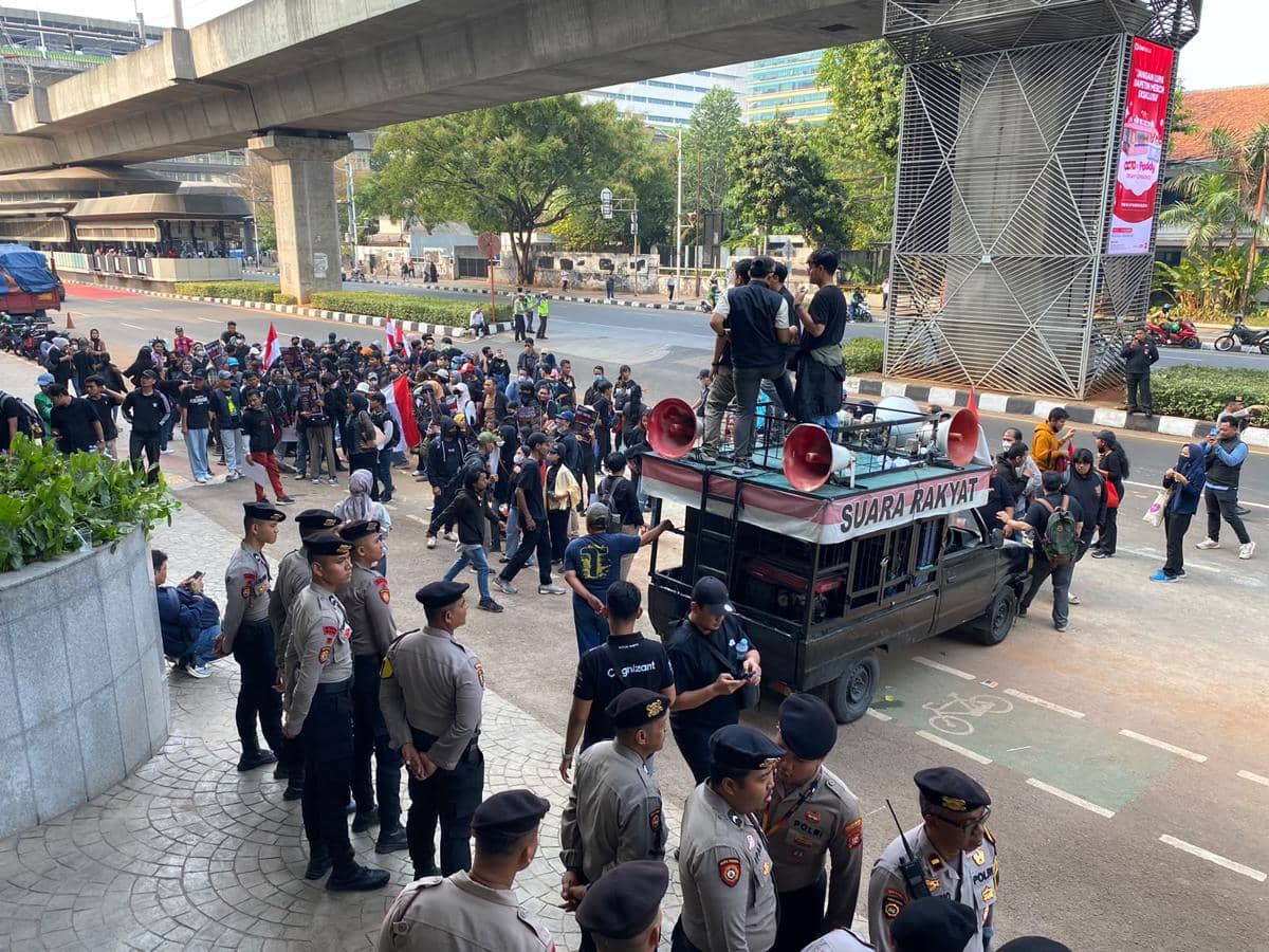 Massa menggelar aksi demo di depan Kejaksaan Agung, mendesak penangkapan Febrie Adriansyah pada Jumat (24/7/2026) siang.