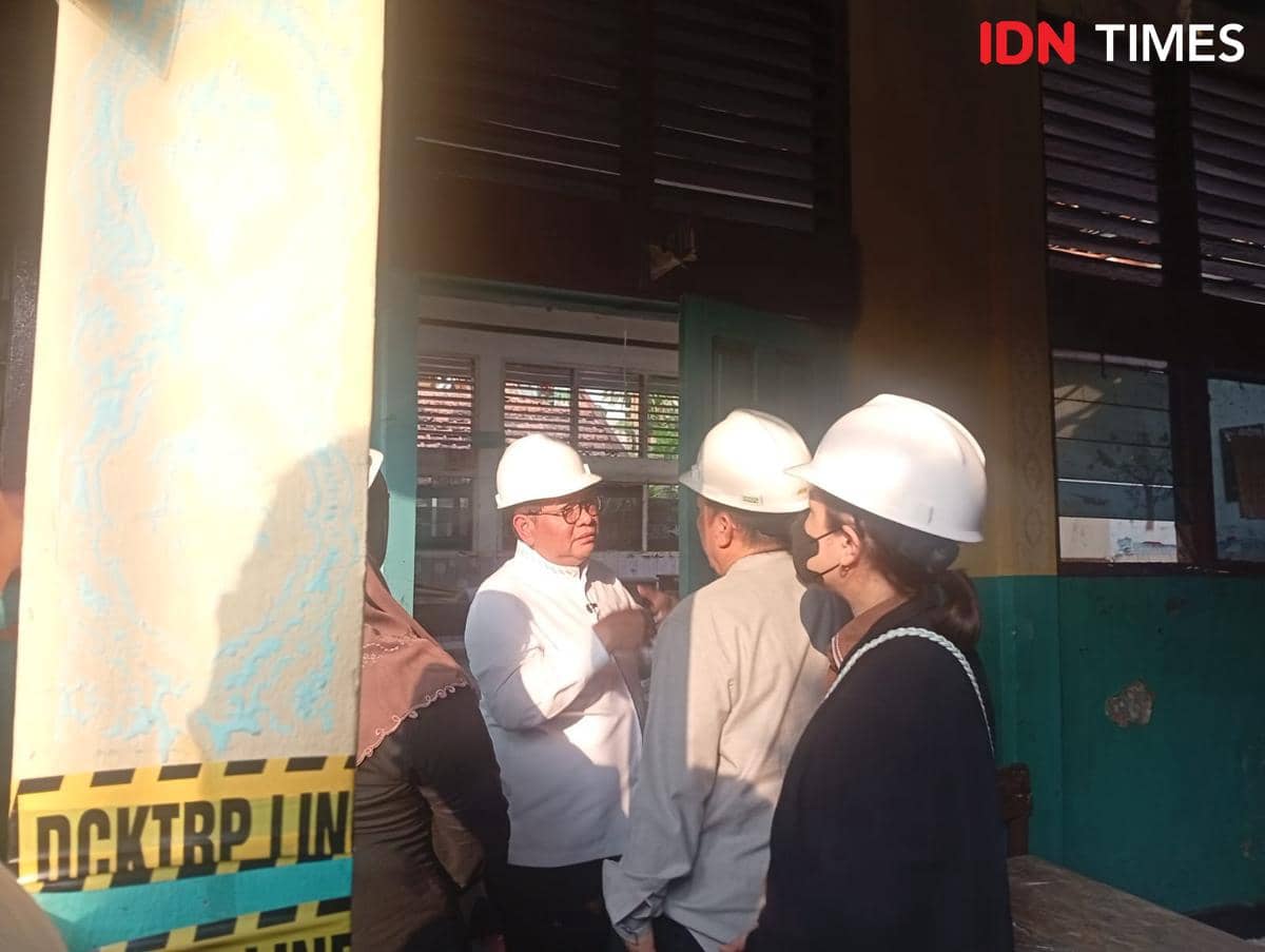 Pakai Helm Proyek, Pramono Tertegun Lihat Kondisi SD Kebayoran Lama 09