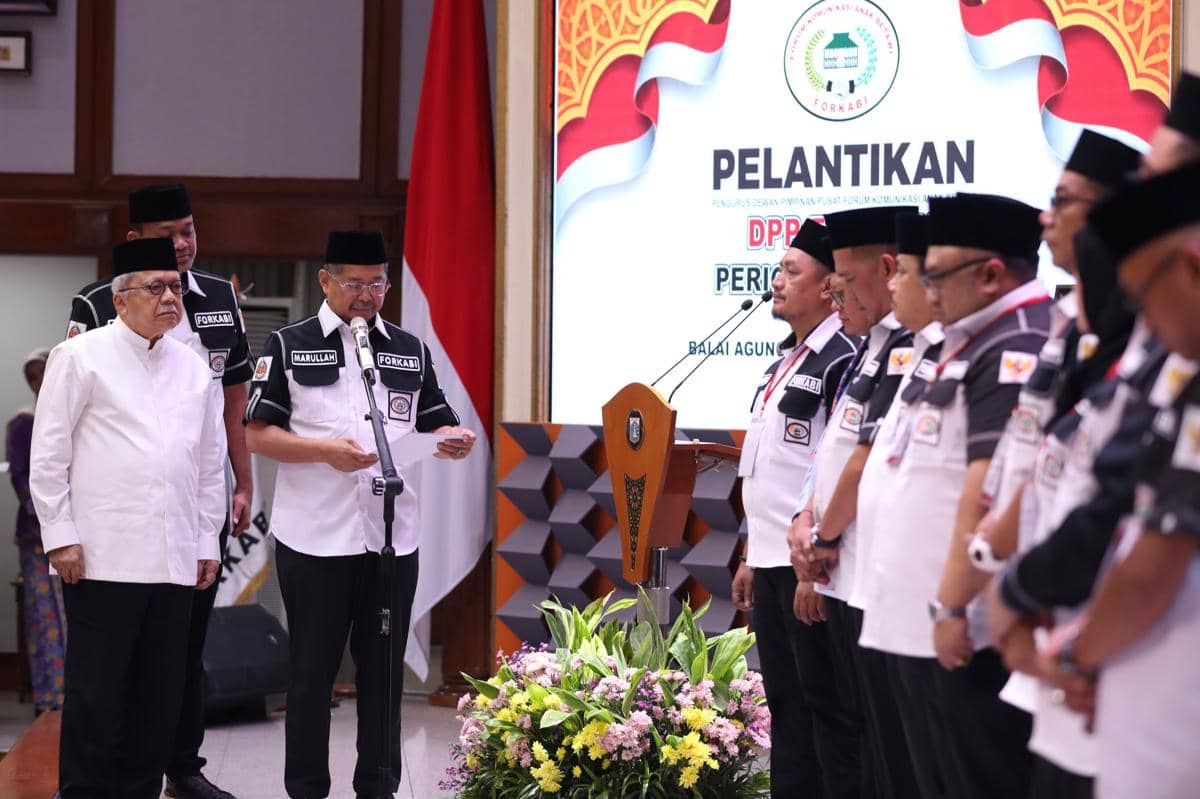 Ketua Dewan Adat Majelis Kaum Betawi (MKB), Fauzi Bowo melantik anggota FORKABI di Balai Kota