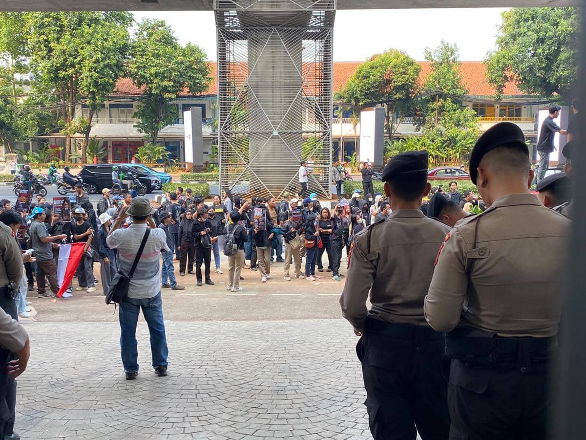Massa menggelar aksi demo di depan Kejaksaan Agung, mendesak penangkapan Febrie Adriansyah pada Jumat (24/7/2026) siang.