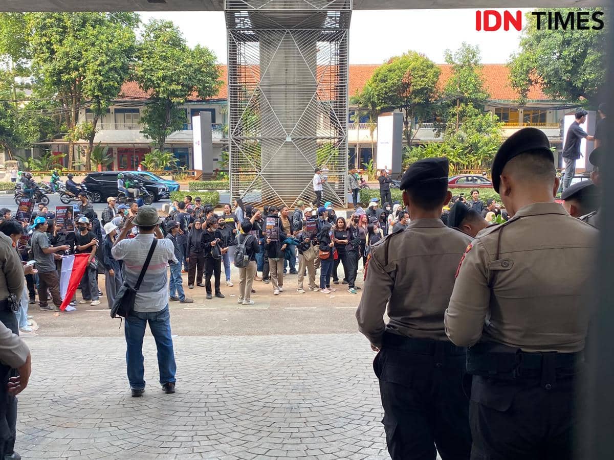 Demo Desak Febrie Adriansyah Ditangkap, Massa Aksi Lempar Tikus ke Kej