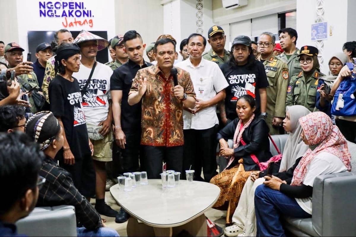 Mosi Tidak Percaya Gubernur Jateng, Kentongan Dipukul di Kantor Ahmad Luthfi