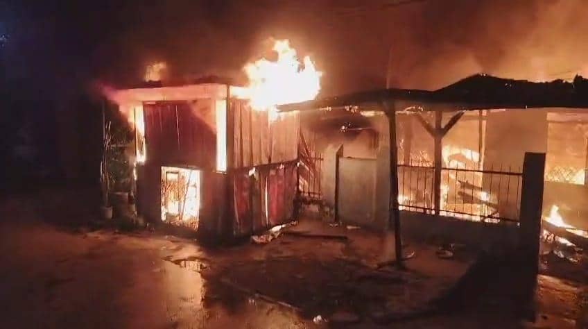 Kebakaran di Jalan Tanjung Alang, Kecamatan Mamajang, Kota Makassar, Sulawesi Selatan, Kamis (23/7/2026) malam, menewaskan dua orang. (Dok.