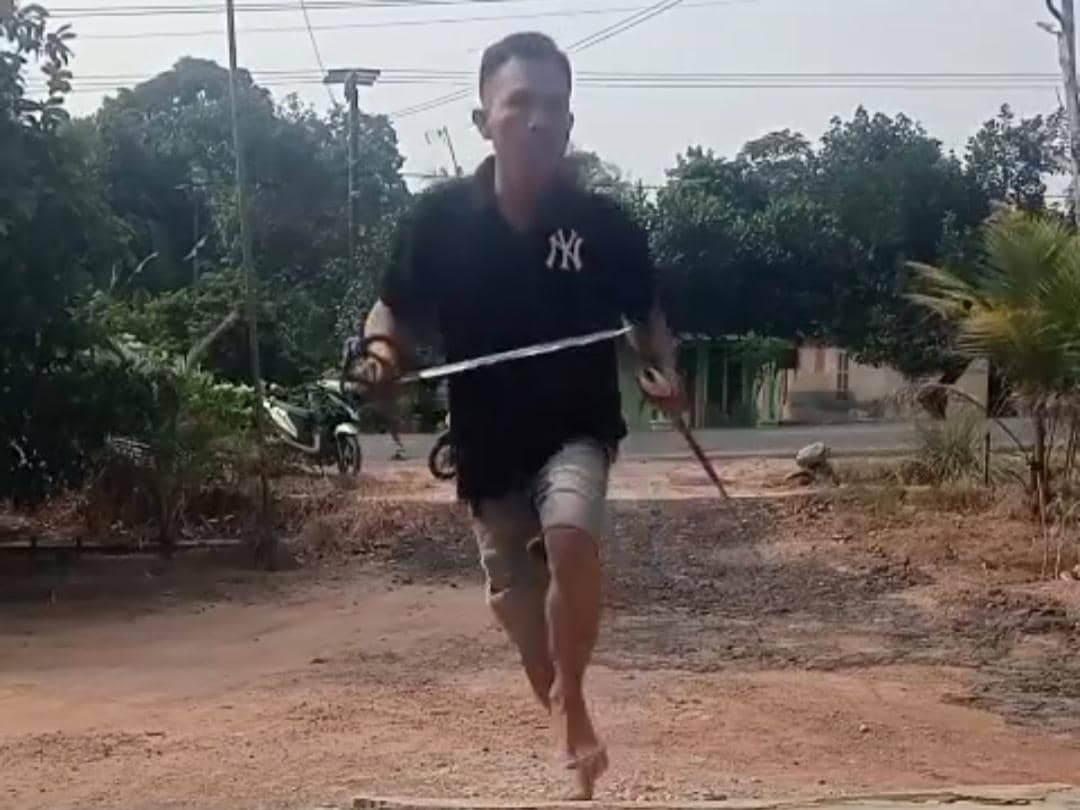 Tangkap layar aksi duel warga bersenjata tajam di Desa Pakuan Aji, Kecamatan Sukadana, Kabupaten Lampung Timur. 