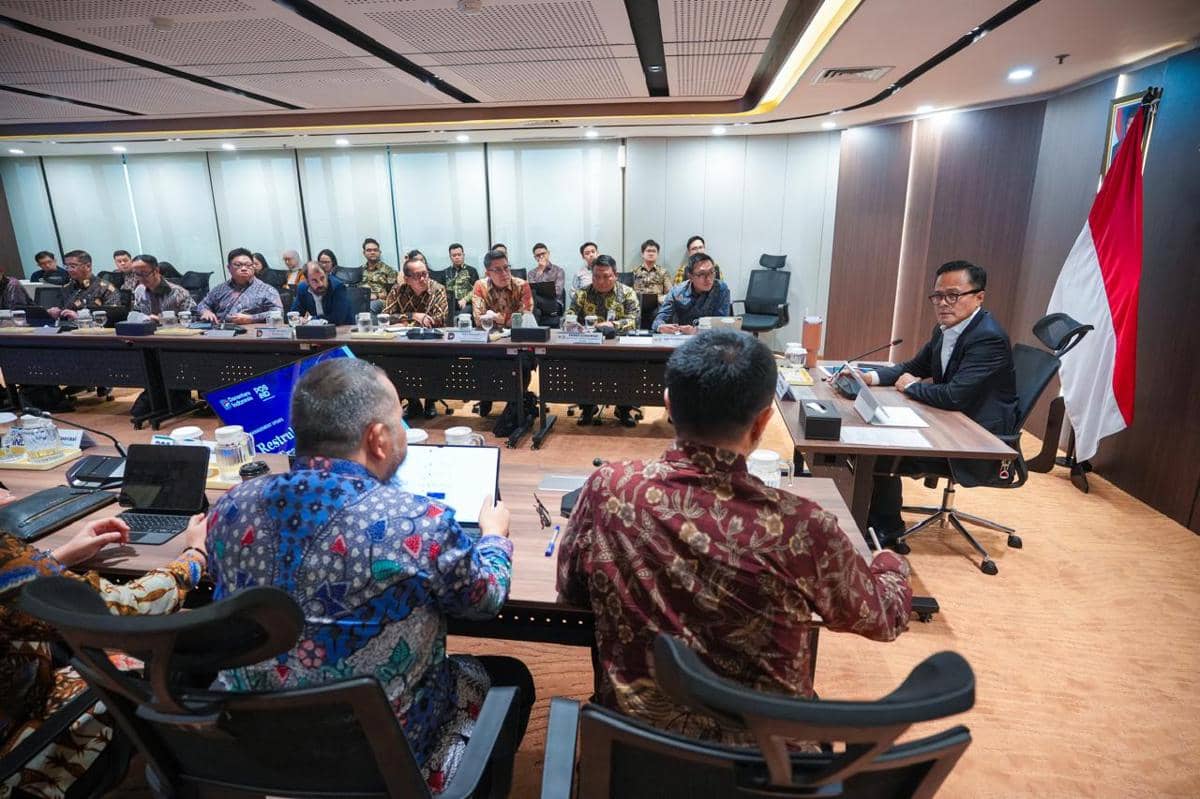 Rapat koordinasi Kepala Badan Pengaturan Badan Usaha Milik Negara (BP BUMN) sekaligus Chief Operating Officer (COO) Danantara, Dony Oskaria