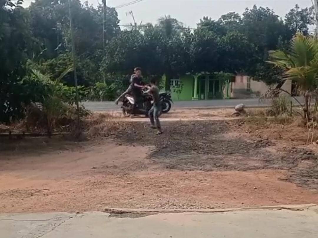 Tangkap layar aksi duel warga bersenjata tajam di Desa Pakuan Aji, Kecamatan Sukadana, Kabupaten Lampung Timur.