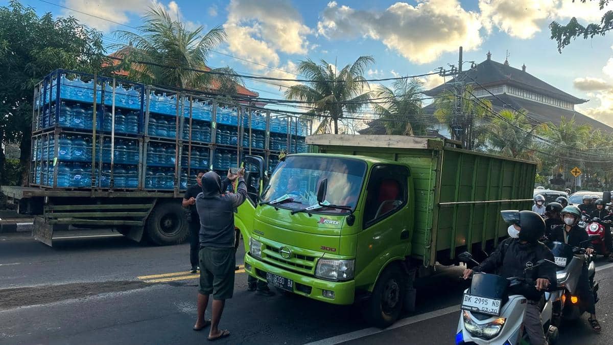 Dikira Pingsan, Sopir Truk Ditemukan Meninggal di Lampu Lalu Lintas