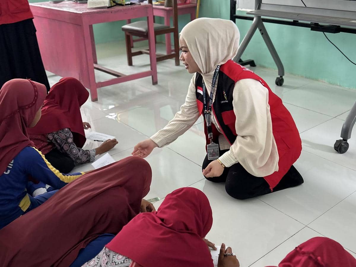 Mahasiswa KKN Profesi Kesehatan Universitas Hasanuddin melaksanakan edukasi pentingnya penggunaan sunscreen kepada siswa SDN 182 Barru, Desa
