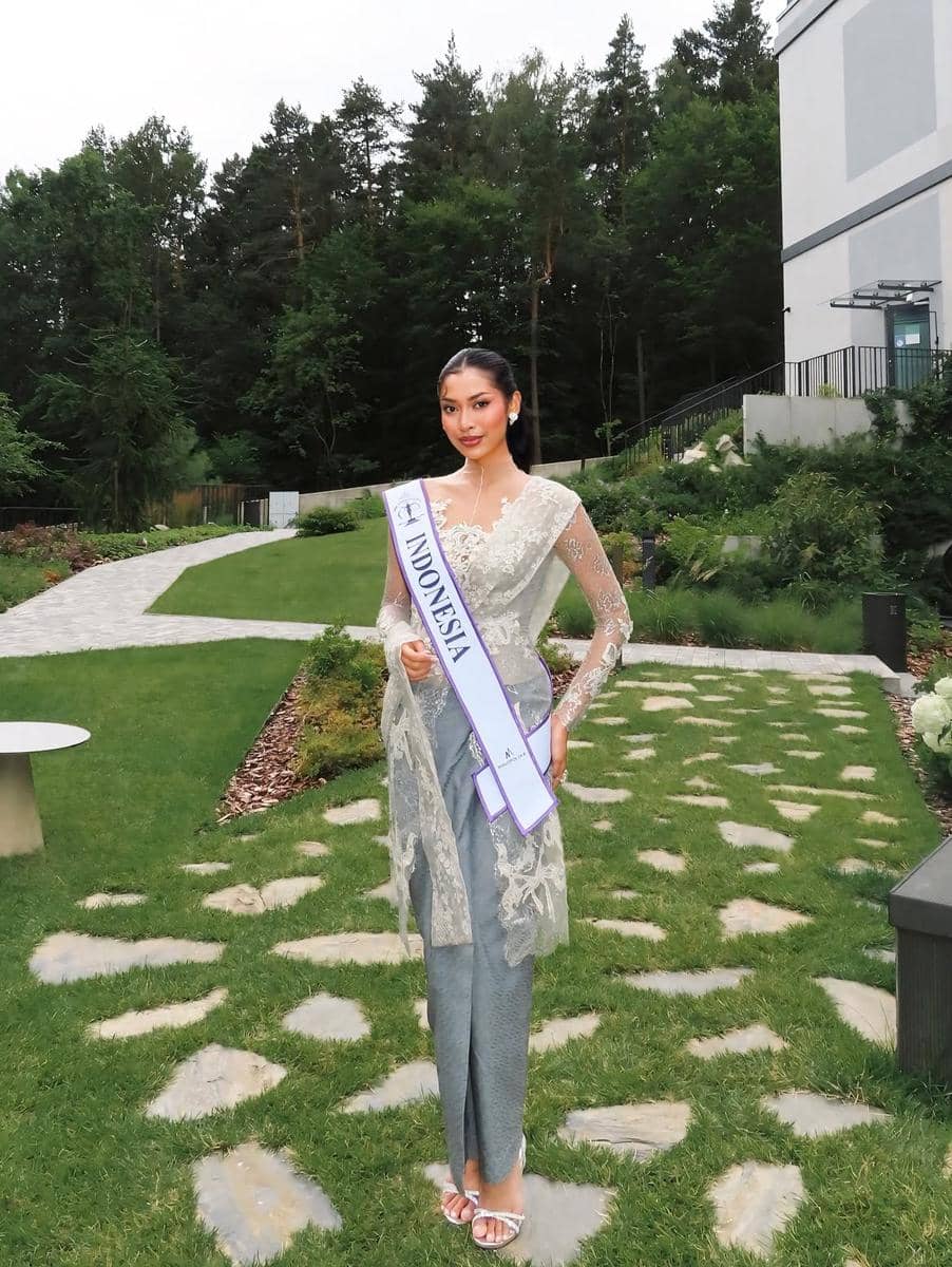 Potret Agnes Rahajeng Rayakan Hari Kebaya Nasional di Miss Supranational 2026