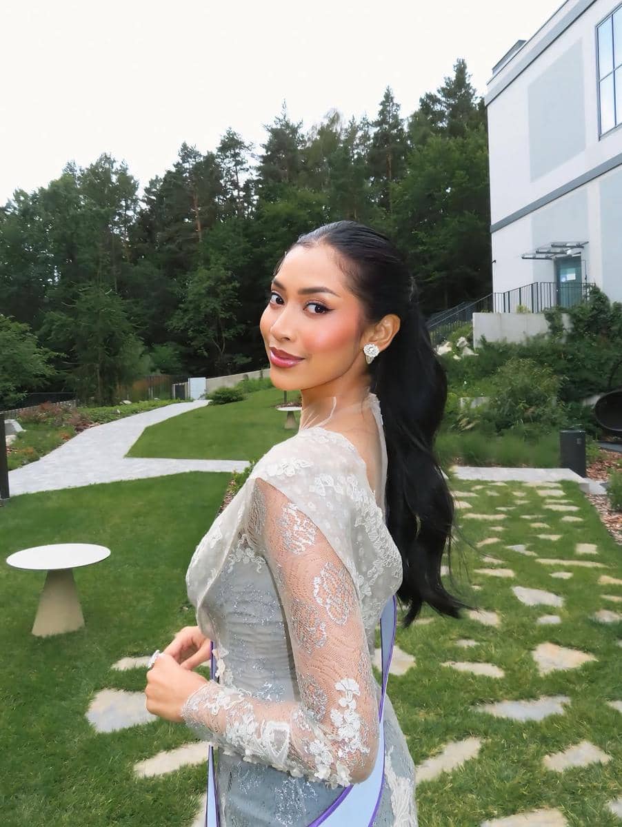 Potret Agnes Rahajeng Rayakan Hari Kebaya Nasional di Miss Supranational 2026