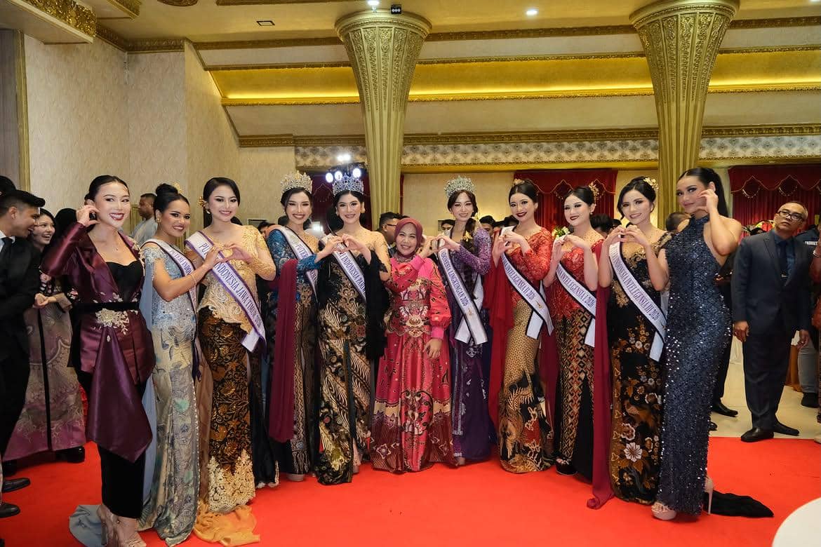 9 Potret Puteri Indonesia di Red Carpet Jember Fashion Carnaval 2026