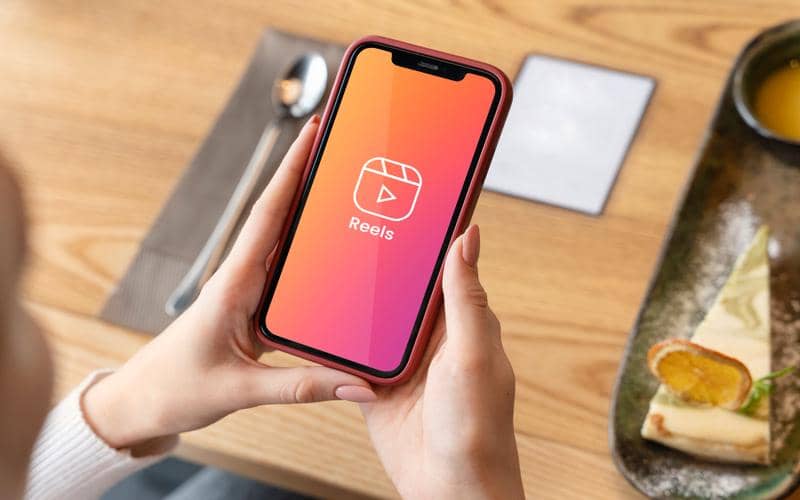 ilustrasi pengguna sedang membuka Reels di smartphone