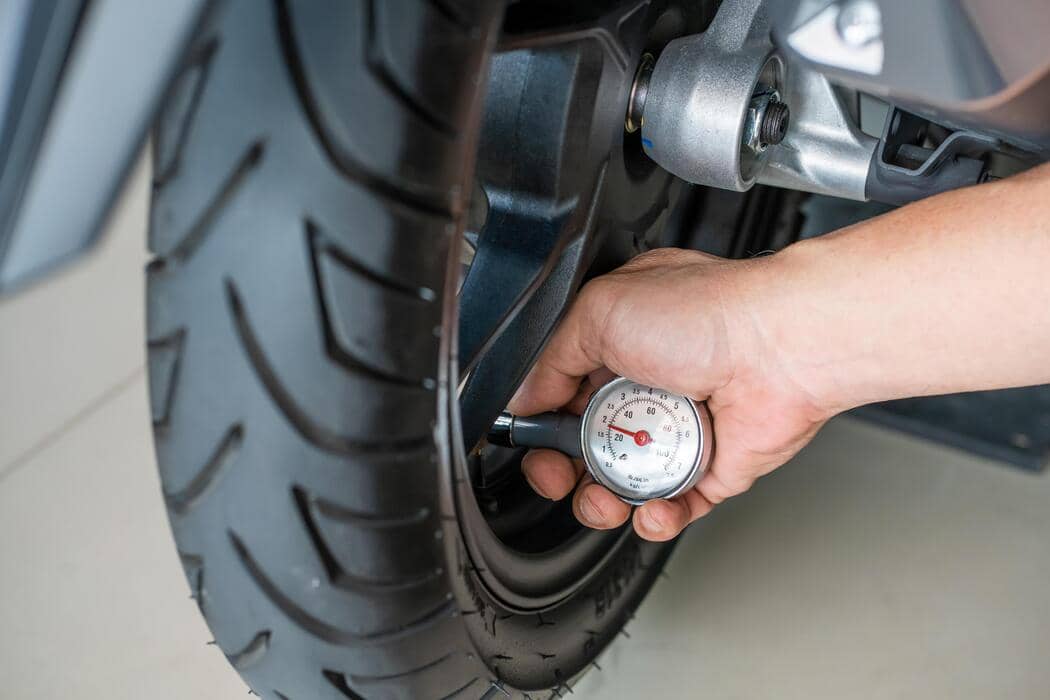 Kenapa Tekanan Ban Motor Harus Dicek Saat Ban Masih Dingin?