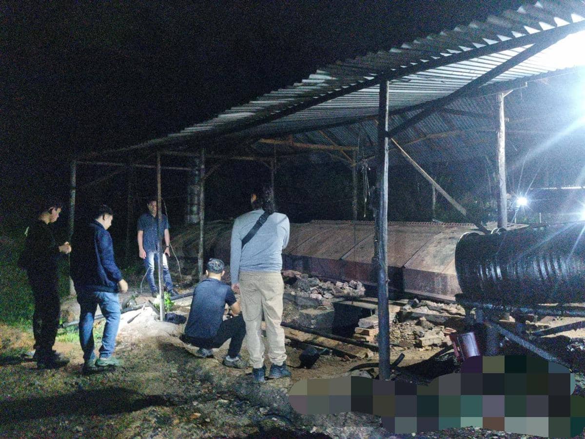 Polres Muba menggerebek lokasi diduga illegal refinery di Desa Dawas, Kecamatan Keluang.