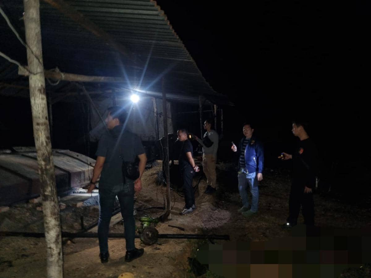 Polres Muba menggerebek lokasi diduga illegal refinery di Desa Dawas, Kecamatan Keluang.