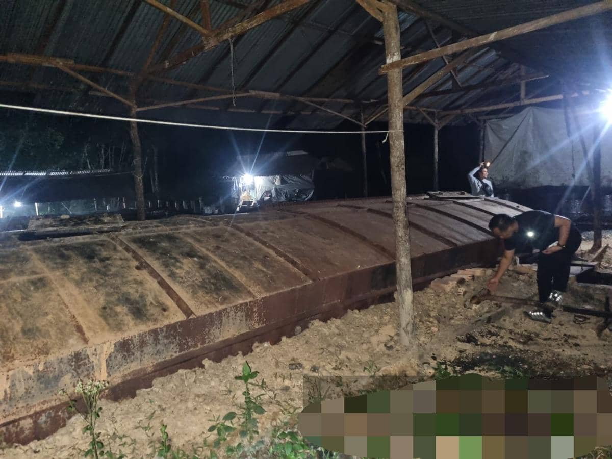 Polres Muba menggerebek lokasi diduga illegal refinery di Desa Dawas, Kecamatan Keluang.