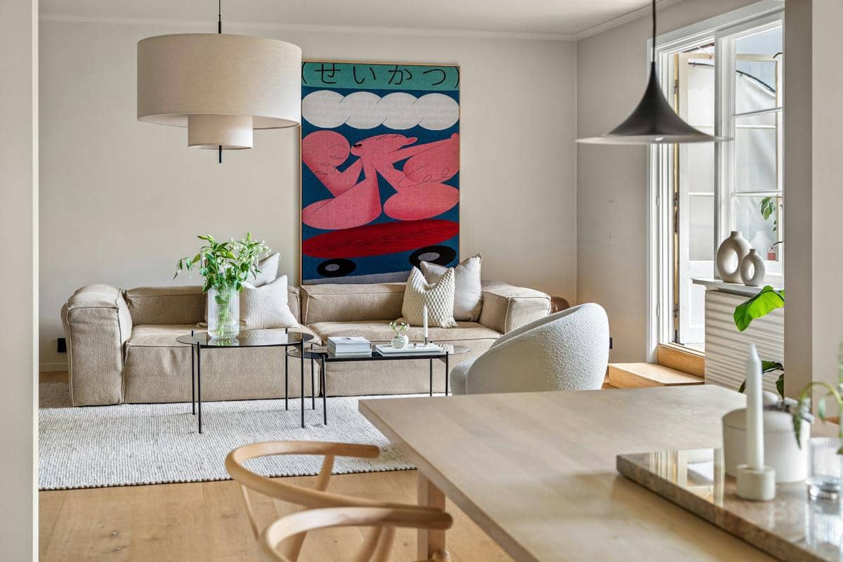 https://unsplash.com/id/foto/ruang-tamu-yang-dipenuhi-dengan-furnitur-dan-lukisan-di-dinding-0jdycf6ItUg