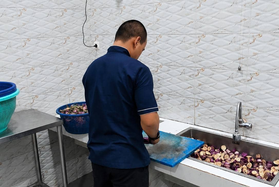 S saat menjalani rutinitas memasak di dapur Rutan Serang (Dok. Humas Rutan)