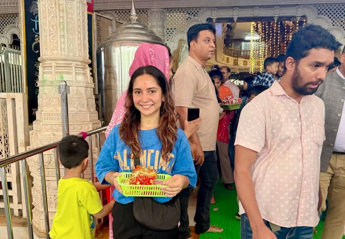 8 Momen Vinny Arora Ziarah ke Kuil Siddhivinayak, Khidmat!