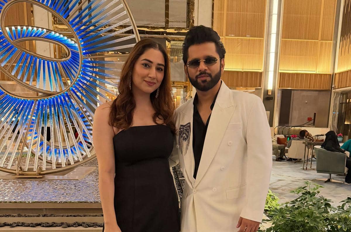 8 Potret Disha Parmar Liburan di Dubai, Rayakan Anniversary