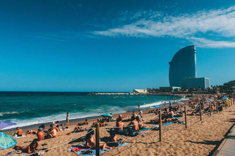 ilustrasi orang berjemur di Barceloneta Beach