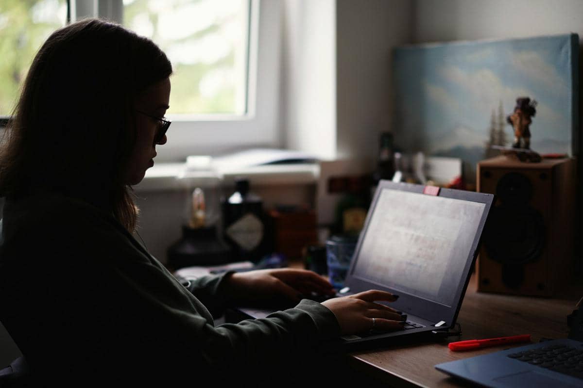 Ilustrasi mahasiswa mengoperasikan laptop