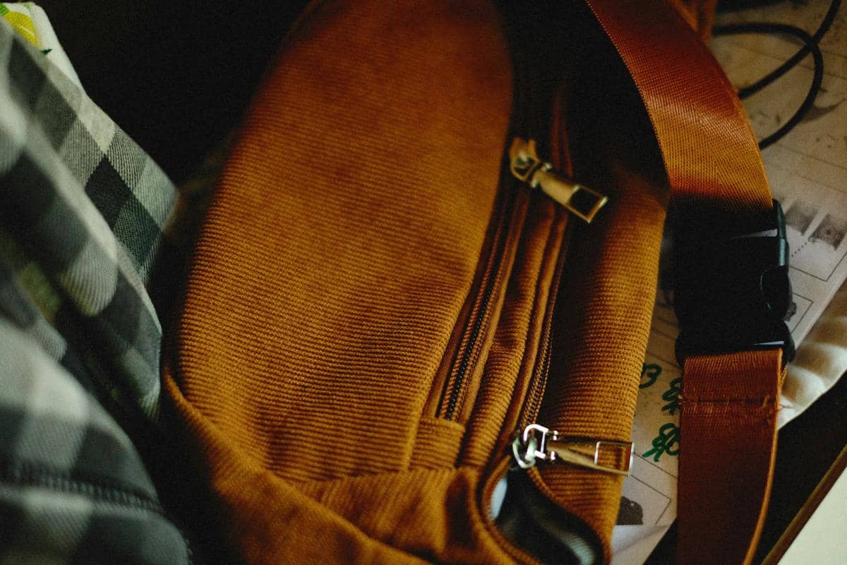 ilustrasi ritsleting tas