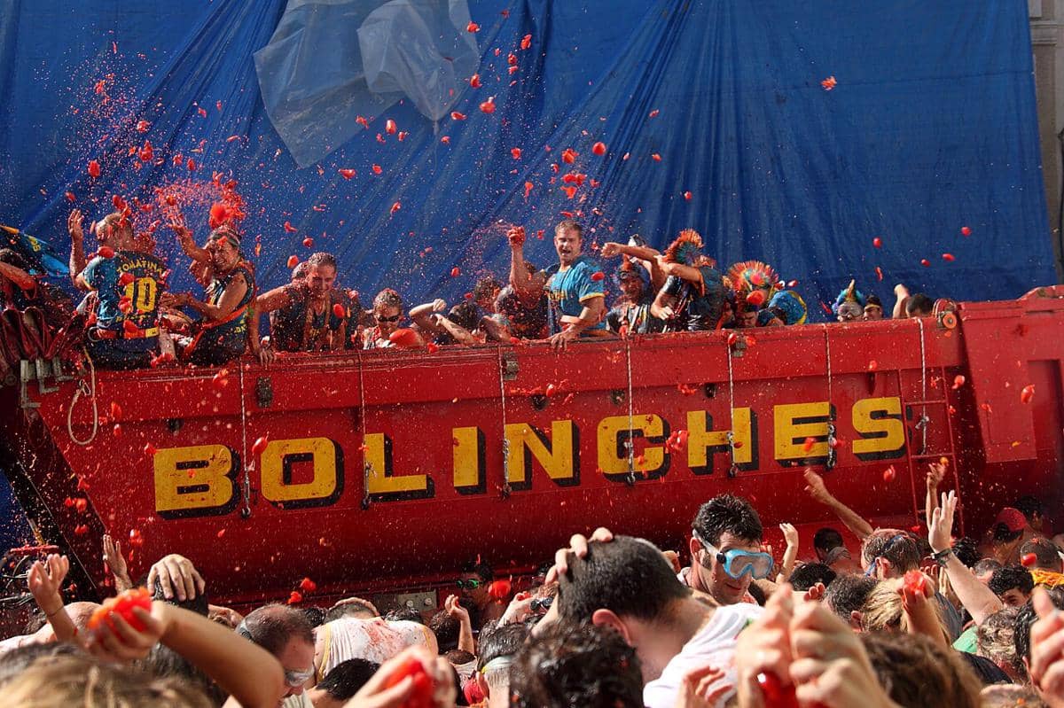ilustrasi keseruan La Tomatina