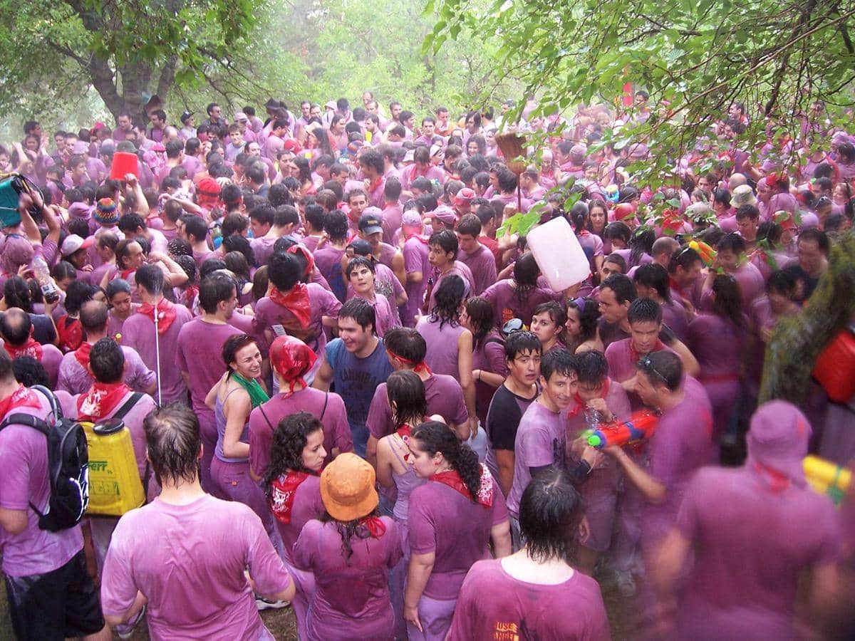 ilustrasi keseruan Haro Wine Battle