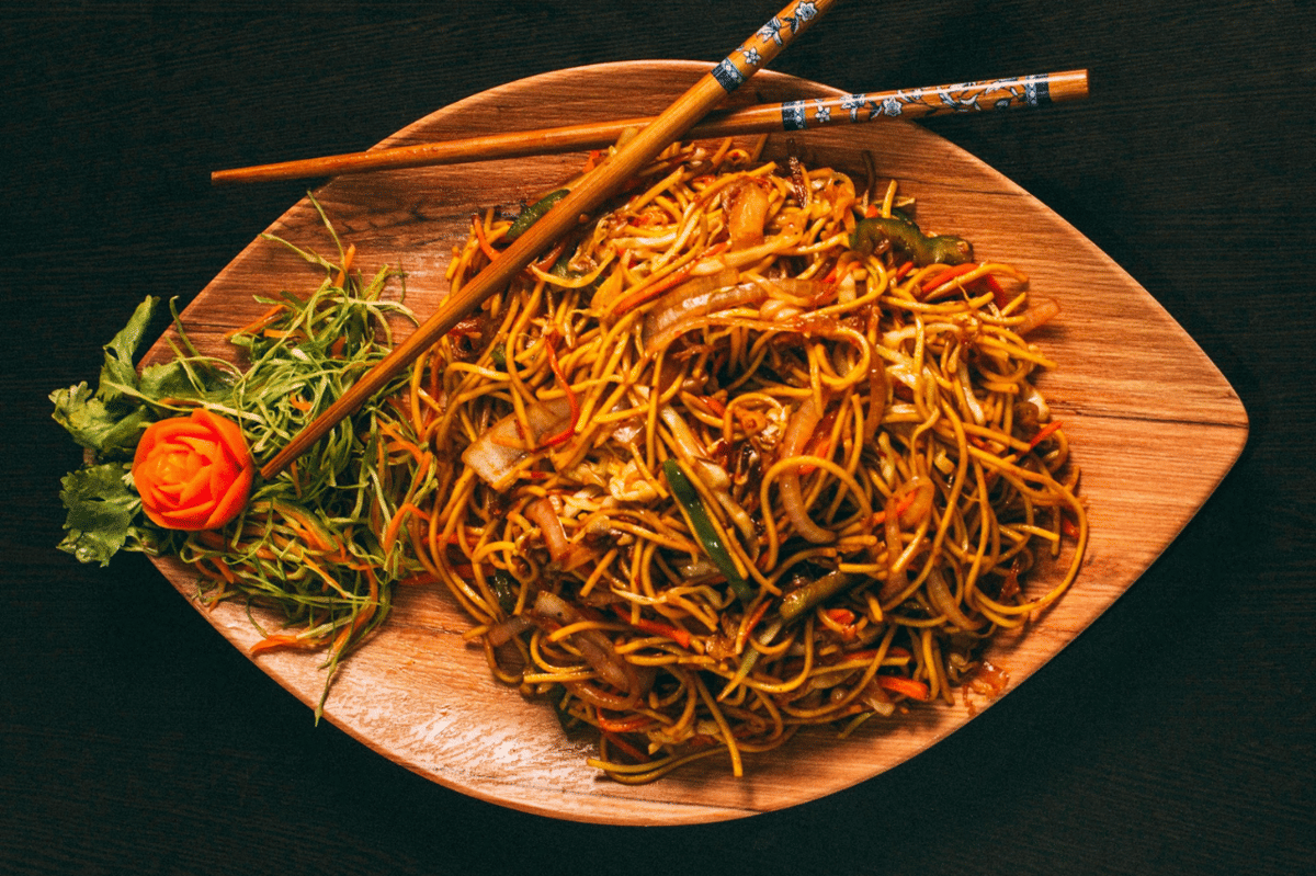 ilustrasi chow mein saus kecap asin