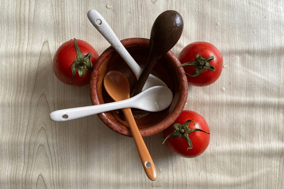 Beragam bahan untuk membuat spicy tomato pasta tersaji sebagai ilustrasi resep hidangan pasta tomat pedas.