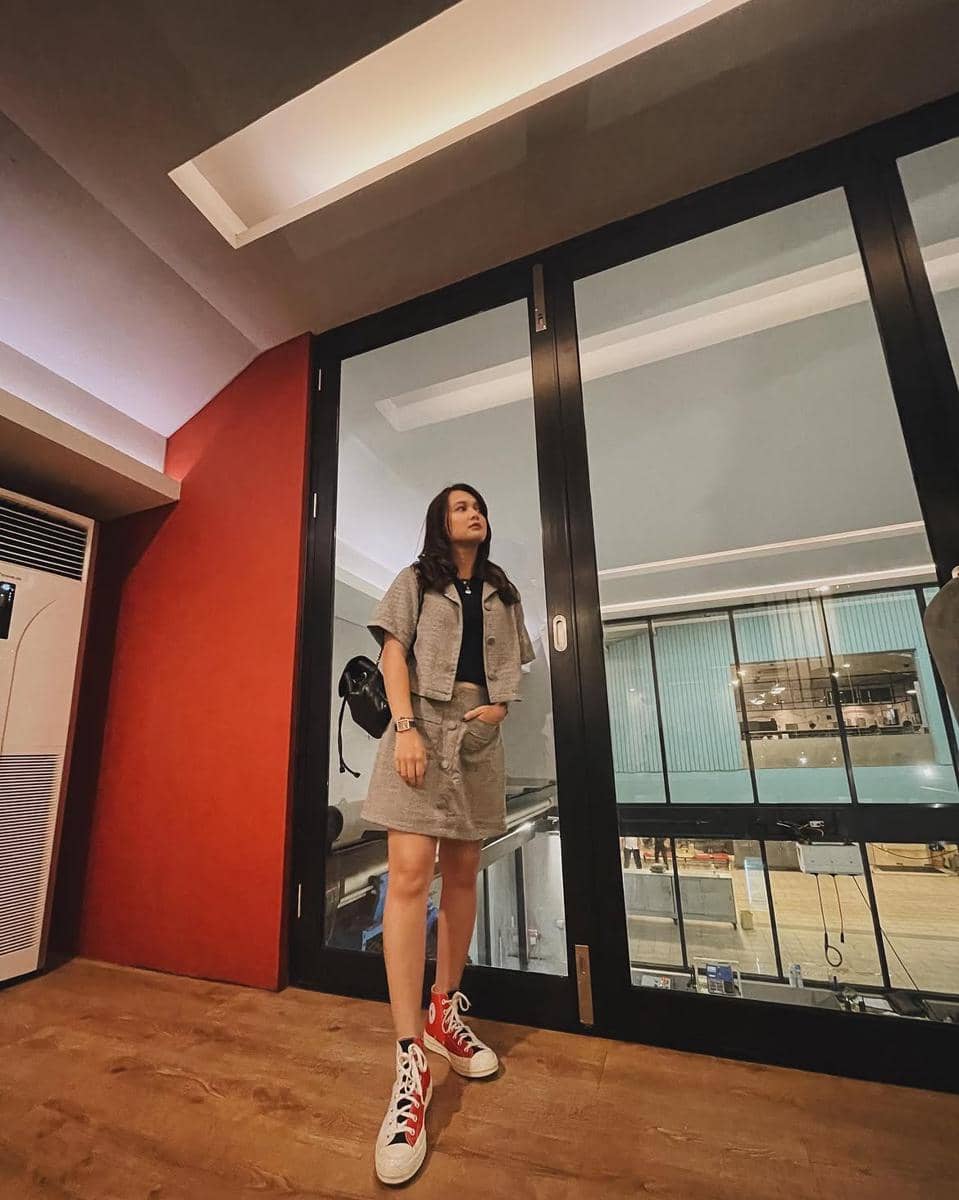 inspirasi padu padan rok ala Dea Annisa 