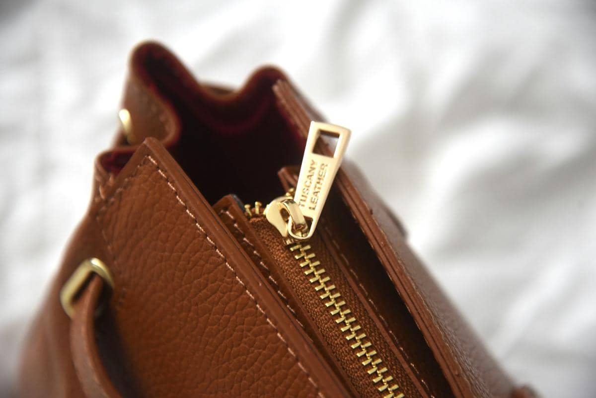 ilustrasi ritsleting tas