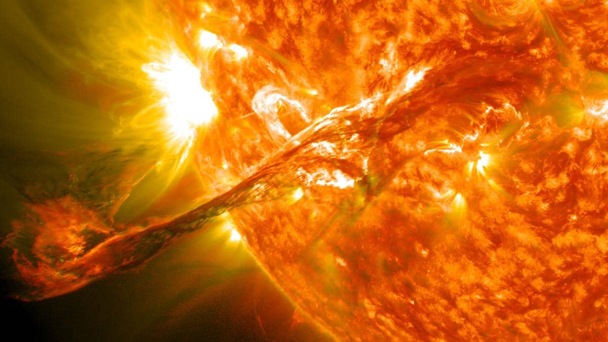 pada tanggal 31 Agustus 2012, sebuah filamen panjang material surya melayang di area letusan korona