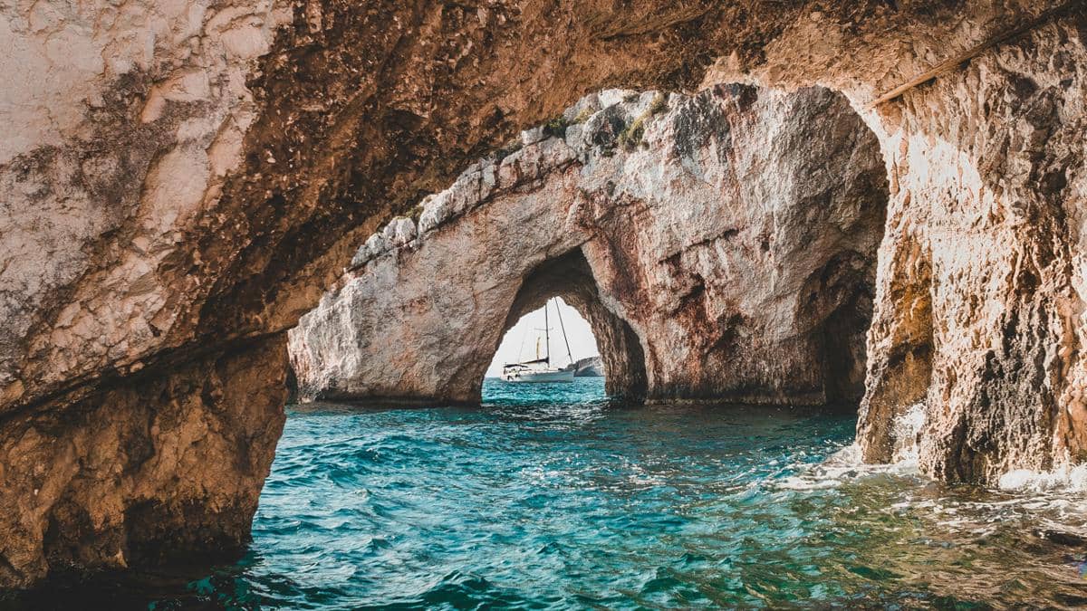 ilustrasi Blue Caves Zakynthos 
