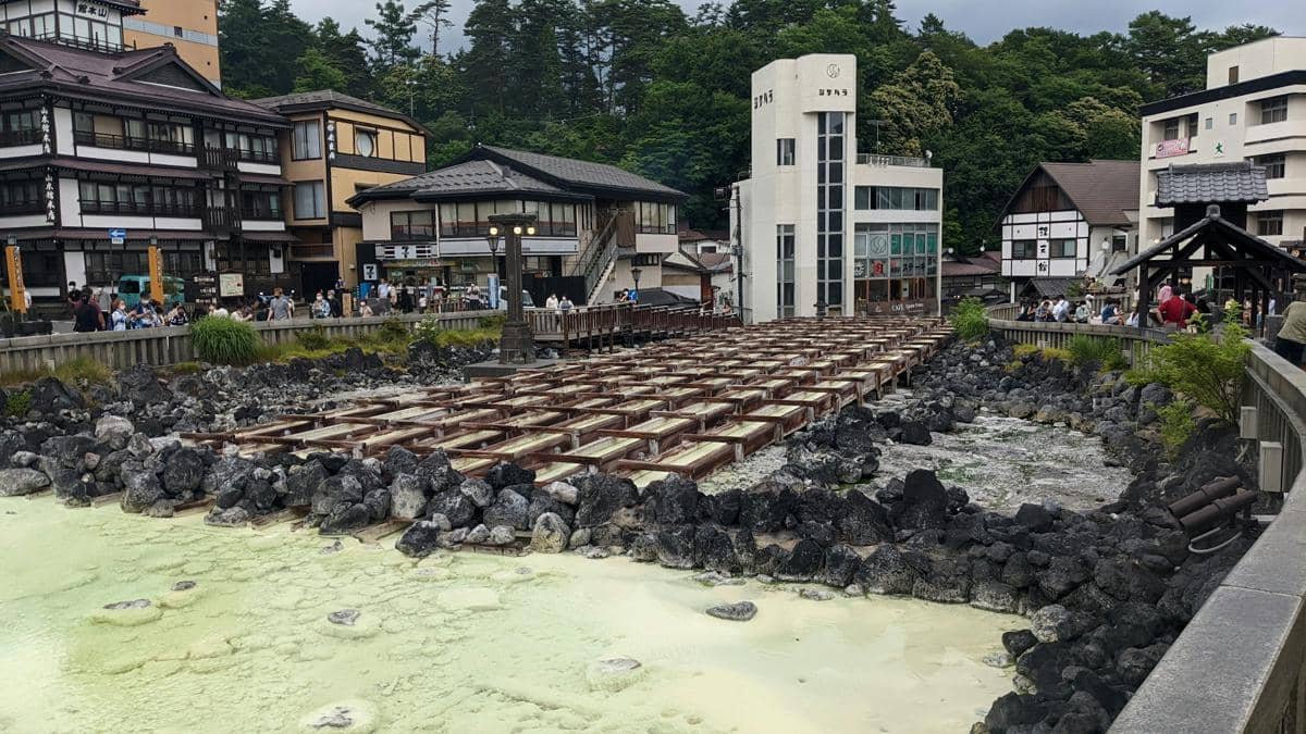 ilustrasi Kusatsu Onsen, Gunma, Jepang