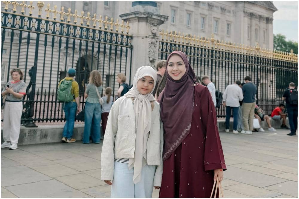 8 Potret Oki Setiana Dewi dan Anak Jalan-jalan di Buckingham Palace