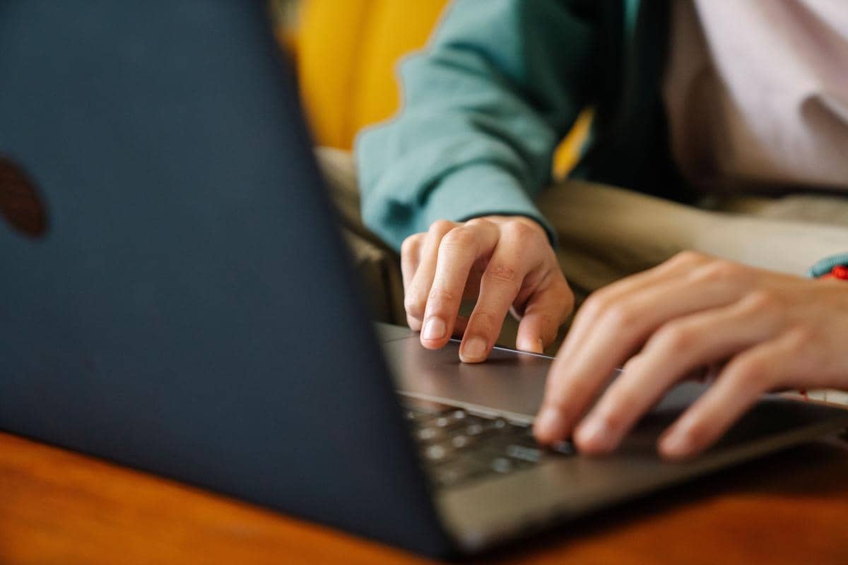 Ilustrasi mahasiswa mengoperasikan laptop