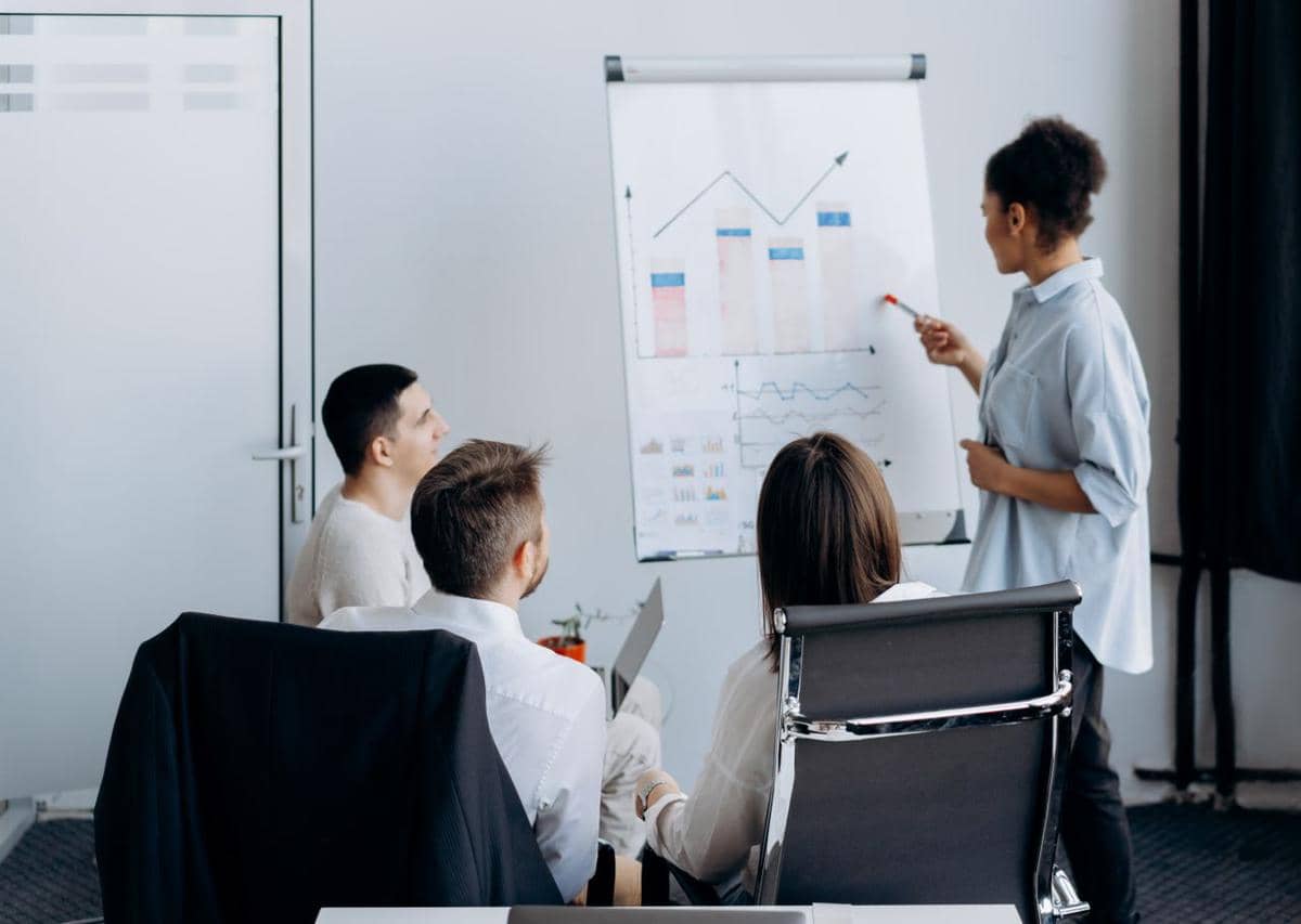 ilustrasi sebuah tim bisnis menanalisis data dengan presentasi di lingkungan kantor