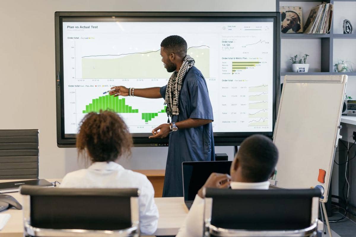 ilustrasi presentasi bisnis yang menarik dengan analisis data pada monitor