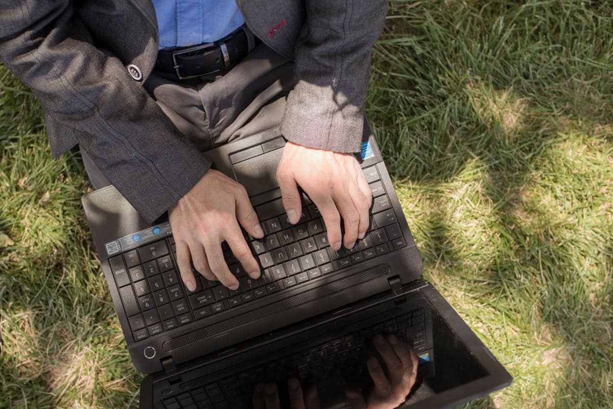 Ilustrasi mahasiswa mengoperasikan laptop