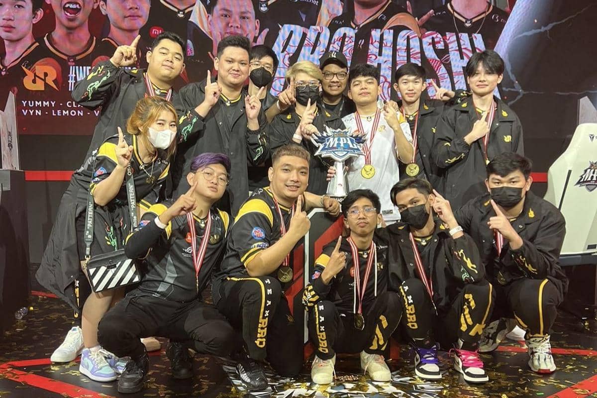 RRQ mengangkat trofi juara MPL ID S9
