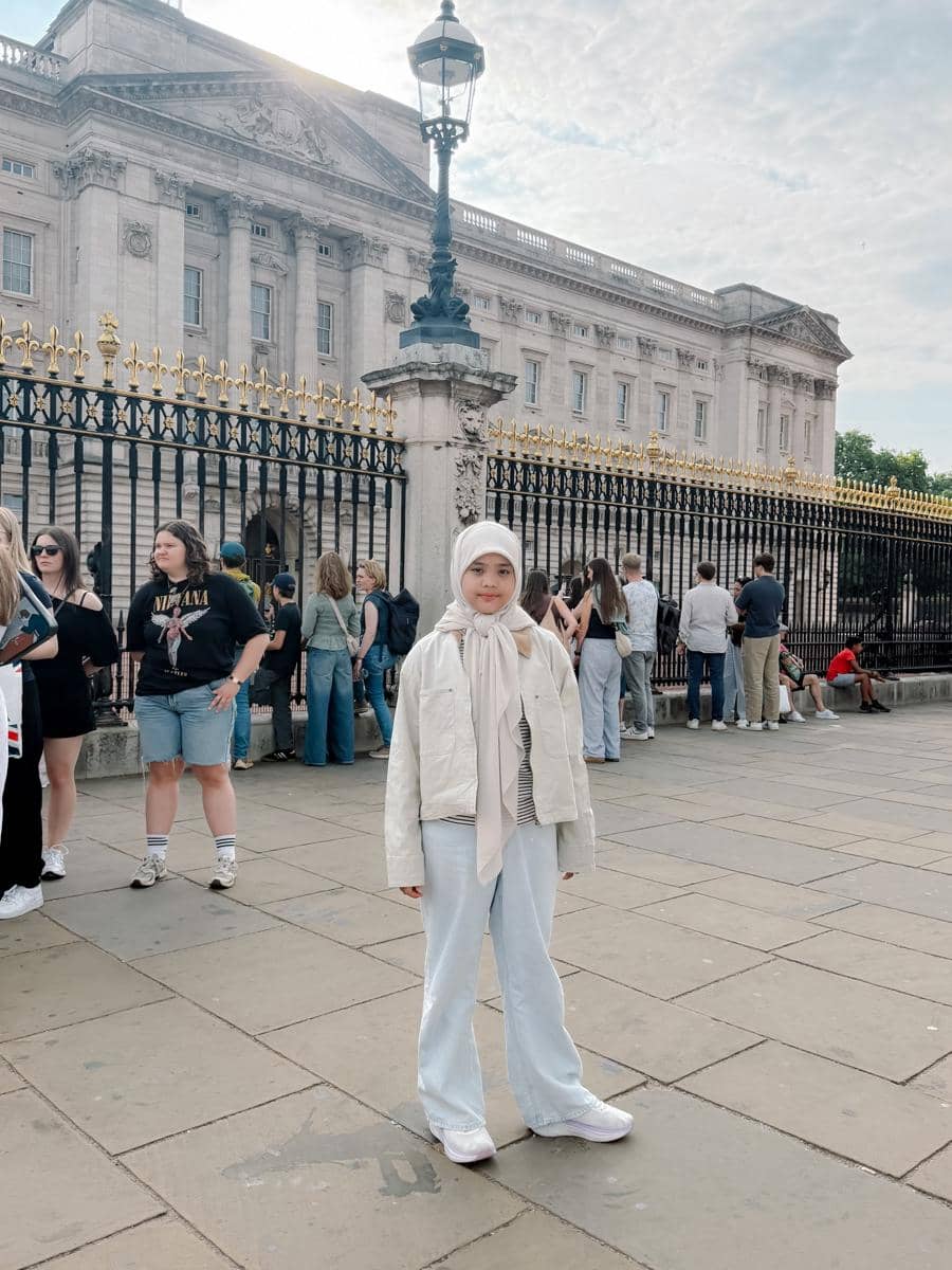 Oki Setiana Dewi dan anak jalan-jalan di Buckingham Palace