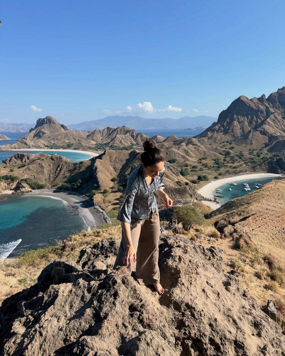 Yasmin Napper pakai kebaya di Pulau Padar