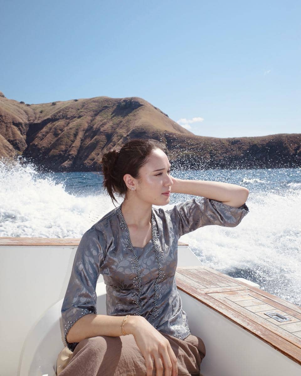 Yasmin Napper pakai kebaya di Pulau Padar