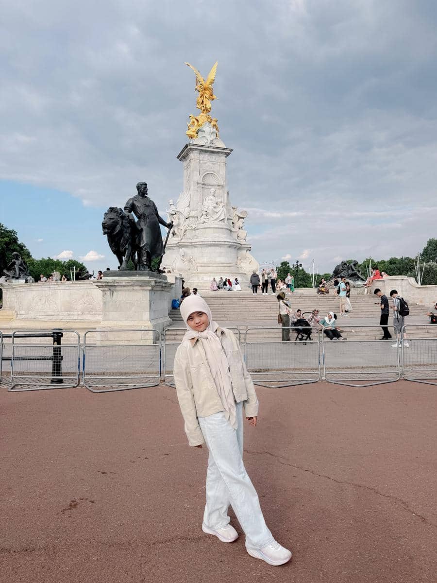 Oki Setiana Dewi dan anak jalan-jalan di Buckingham Palace